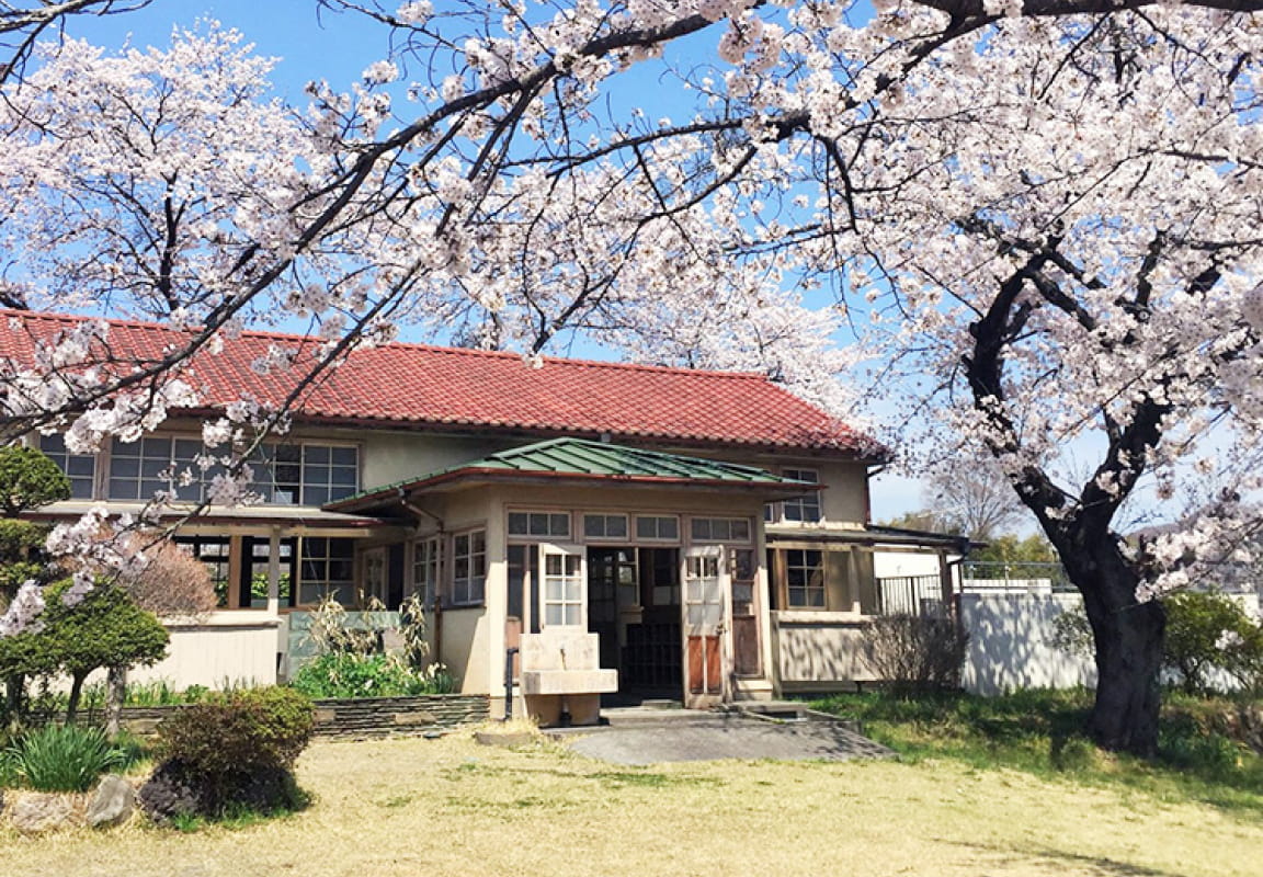 霜里学校の校舎の様子